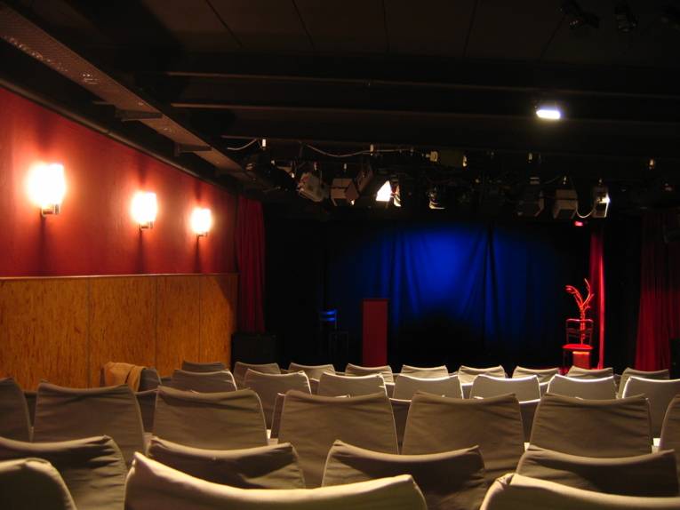 die hinterbuehne Zuschauerraum und Bühne